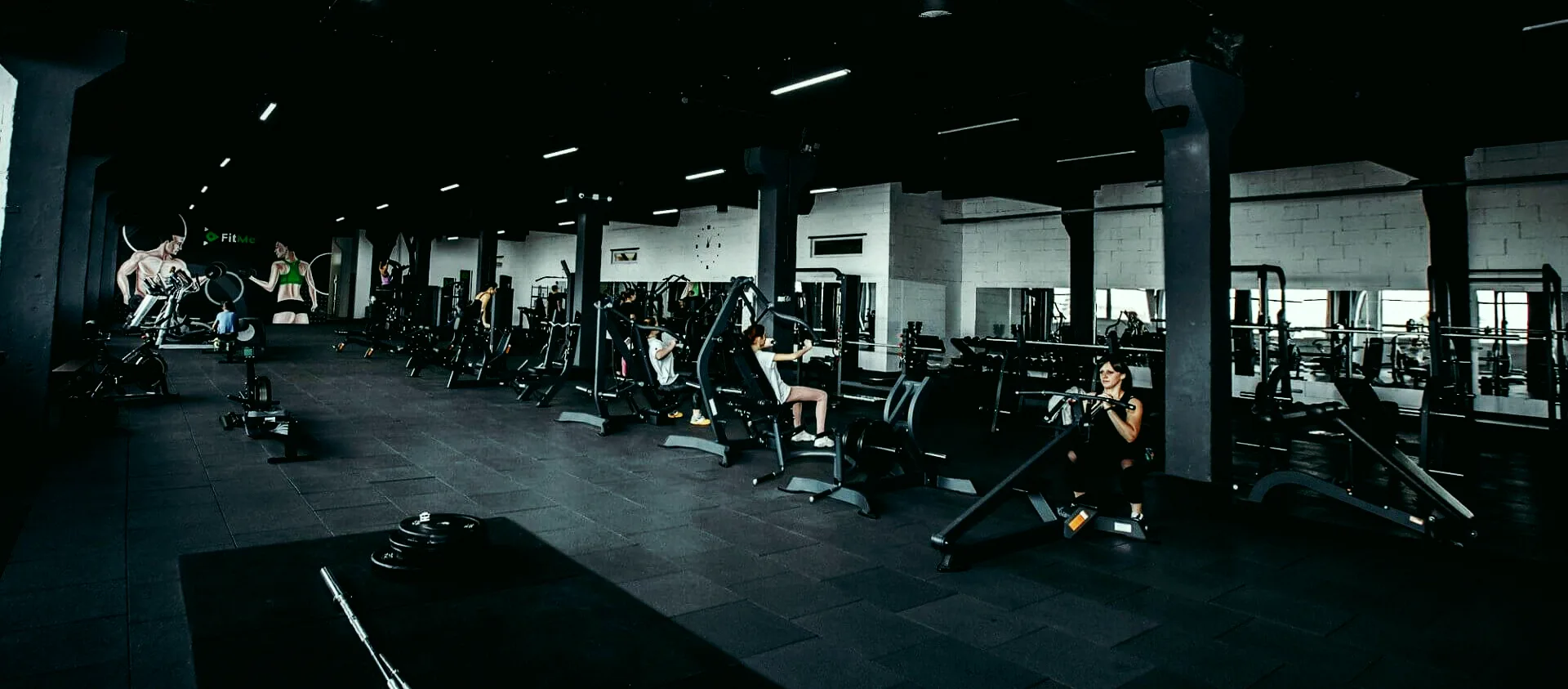 Зал FitMe на 1000 м² — колони, тренажери й панорамні вікна